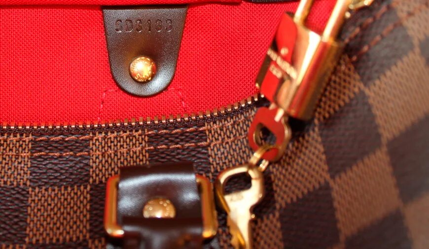 Как определить оригинал сумки. Фурнитура для сумок Луи Виттон. Mm3275 Louis Vuitton. Сумка Луи Виттон номер на сумке. Сумка Louis Vuitton оригинал.