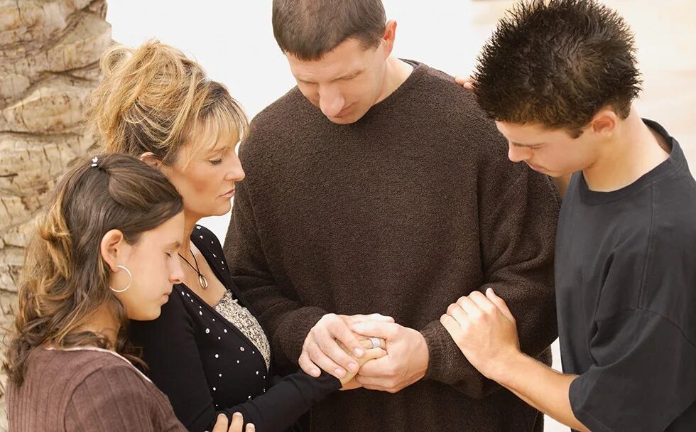 Духовные родители. Люди молятся вместе. Семья молится. Семья молится вместе. Семья молится Богу.