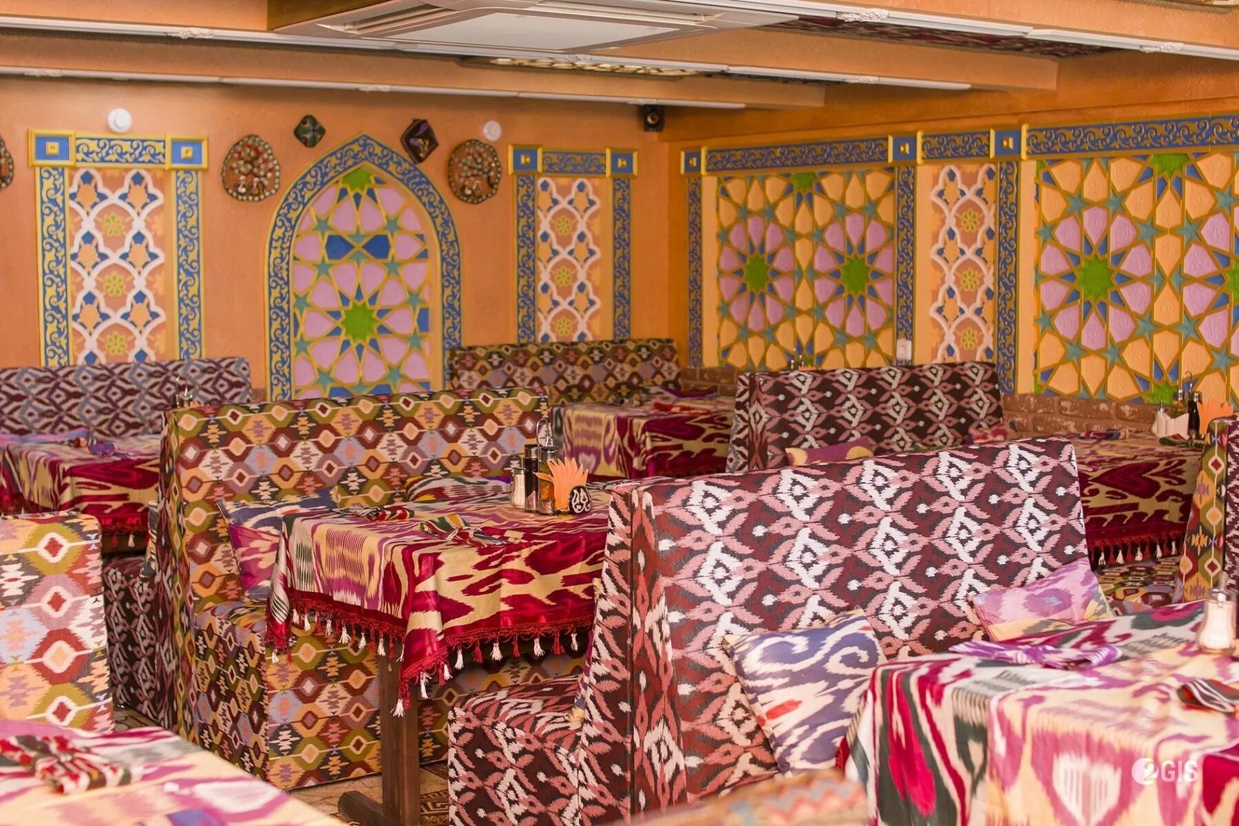 Ближайшая узбекская кухня. Чайхона Самарканд узбекская кухня. Кухня в узбекском стиле. Интерьер кафе узбекской кухни.