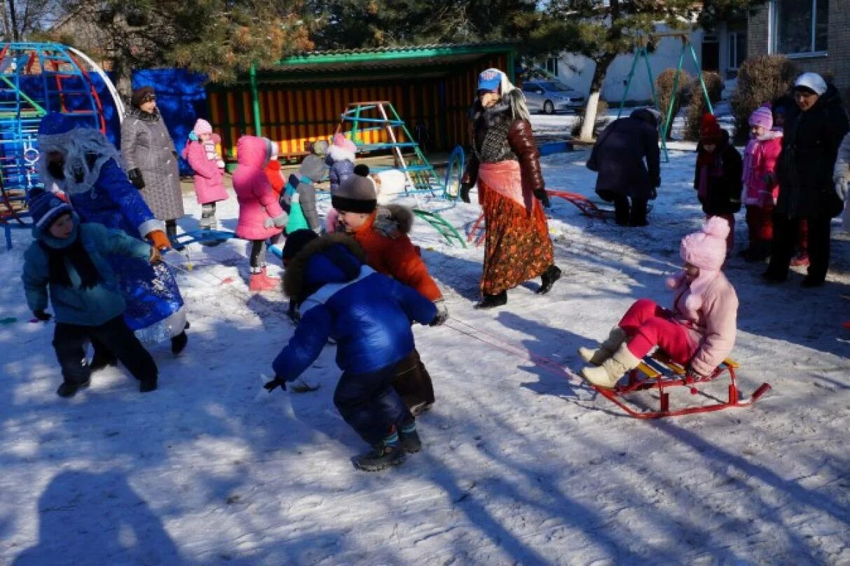 Зимние игры на улице. Зимние игры для детей на улице. Зимние детские игры на свежем воздухе. Развлечения для детей на улице зимой.