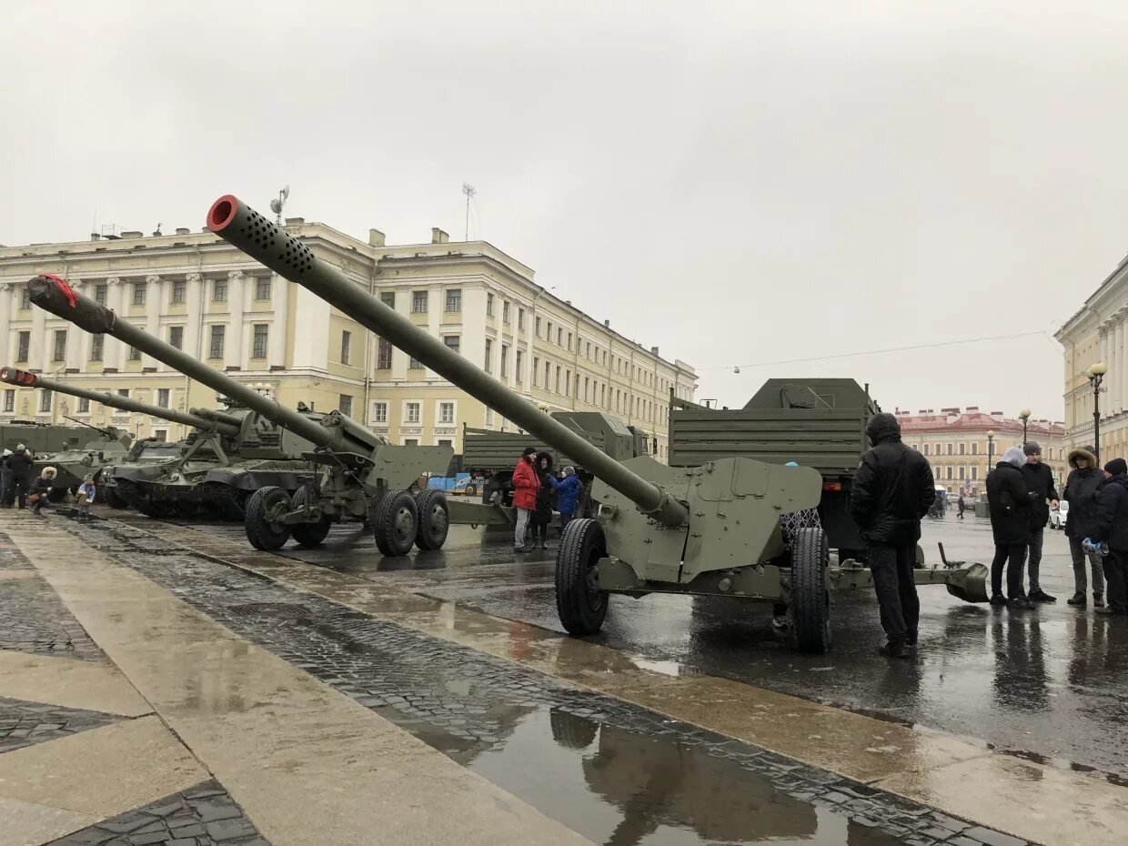 Ярмарка агрорусь 2022 санкт-петербург. Выставка техники на красной площади. Выставка техники на дворцовой площади. Выставка военной техники. Выставка военной техники в санкт-петербурге.