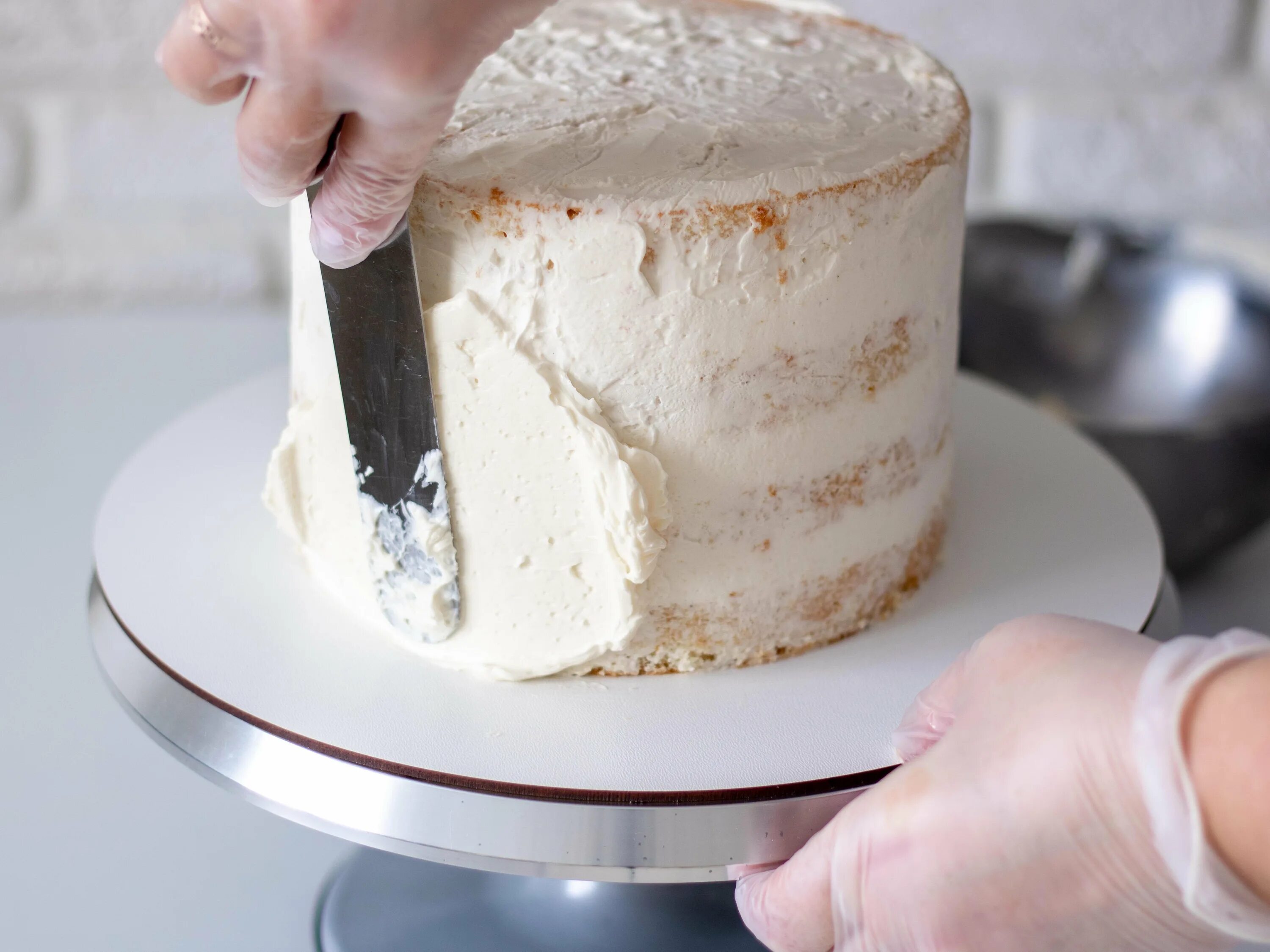 Крем-чиз для торта. Выровнять торт кремом чиз. Крем для выравние торта. Выравниватель крема на торте.