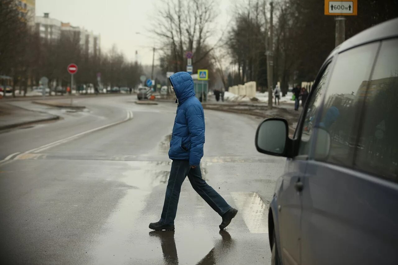 Не видать дороги. Пешеход в неположенном месте. Пешеходы зимой. Пешеход в капюшоне. Пешеход на проезжей части.