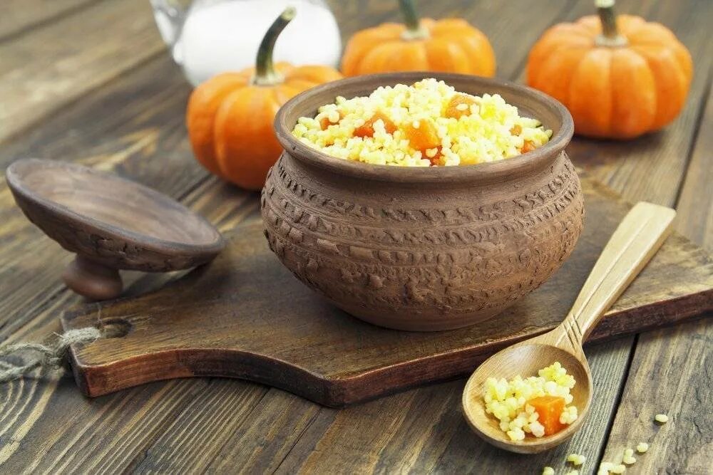 тыквенная каша с пшеном на молоке в духовке в горшочке. пшенная каша с тыквой в горшочке. пшённая каша с тыквой на молоке в мультиварке. пшенная молочная каша с тыквой. каша в горшочках в духовке с тыквой.