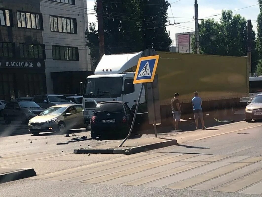 Остановка школа Воронеж. Подробности аварии в районе остановки Минская Воронеж. Авария в Воронеже сегодня утром. Происшествия в Воронеже сегодня ДТП Железнодорожный район. Воронеж остановиться