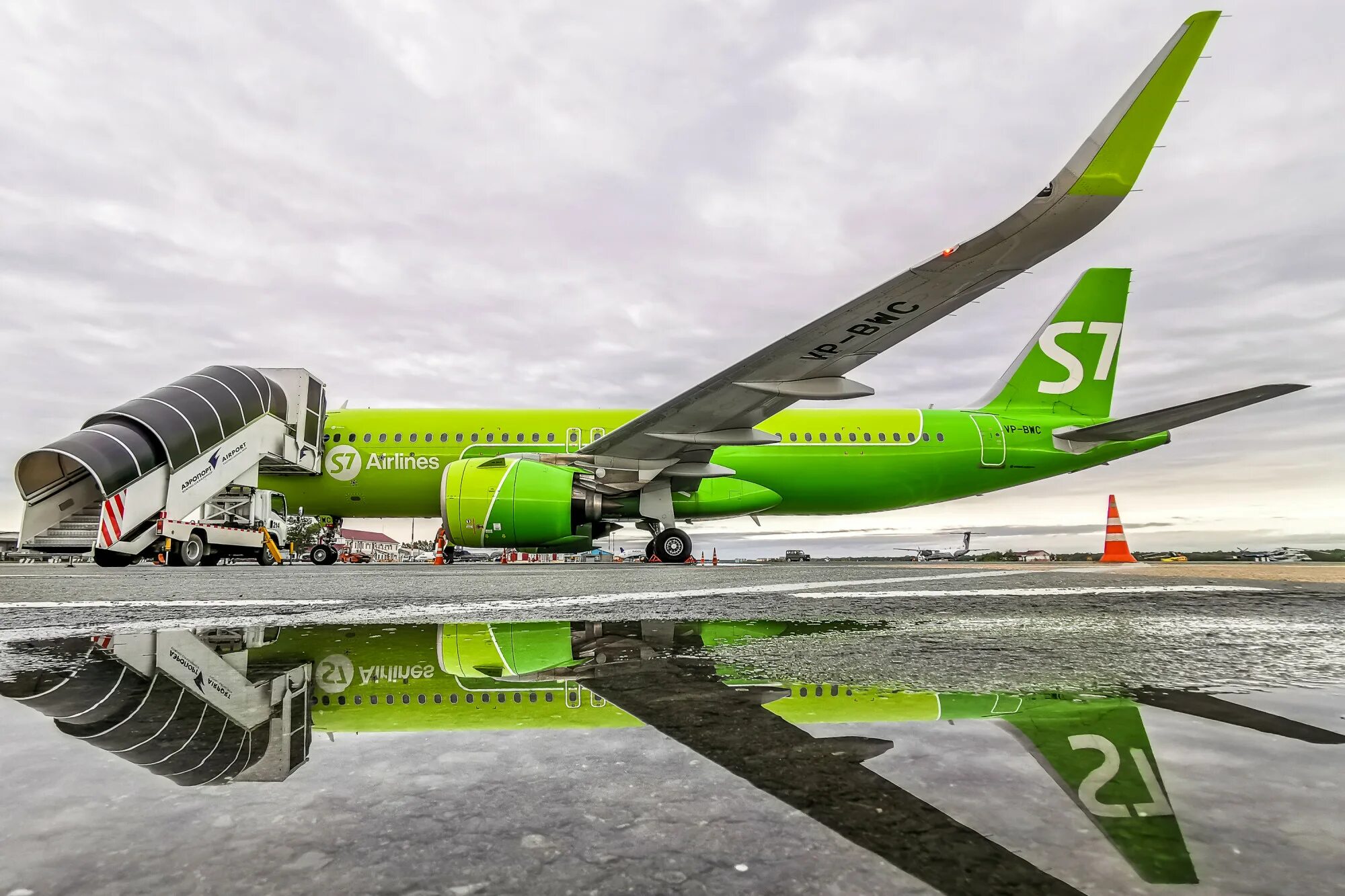 S7 Airlines авиакомпания. S7 Airlines 747. S7 1211. Салатовый самолет s7.