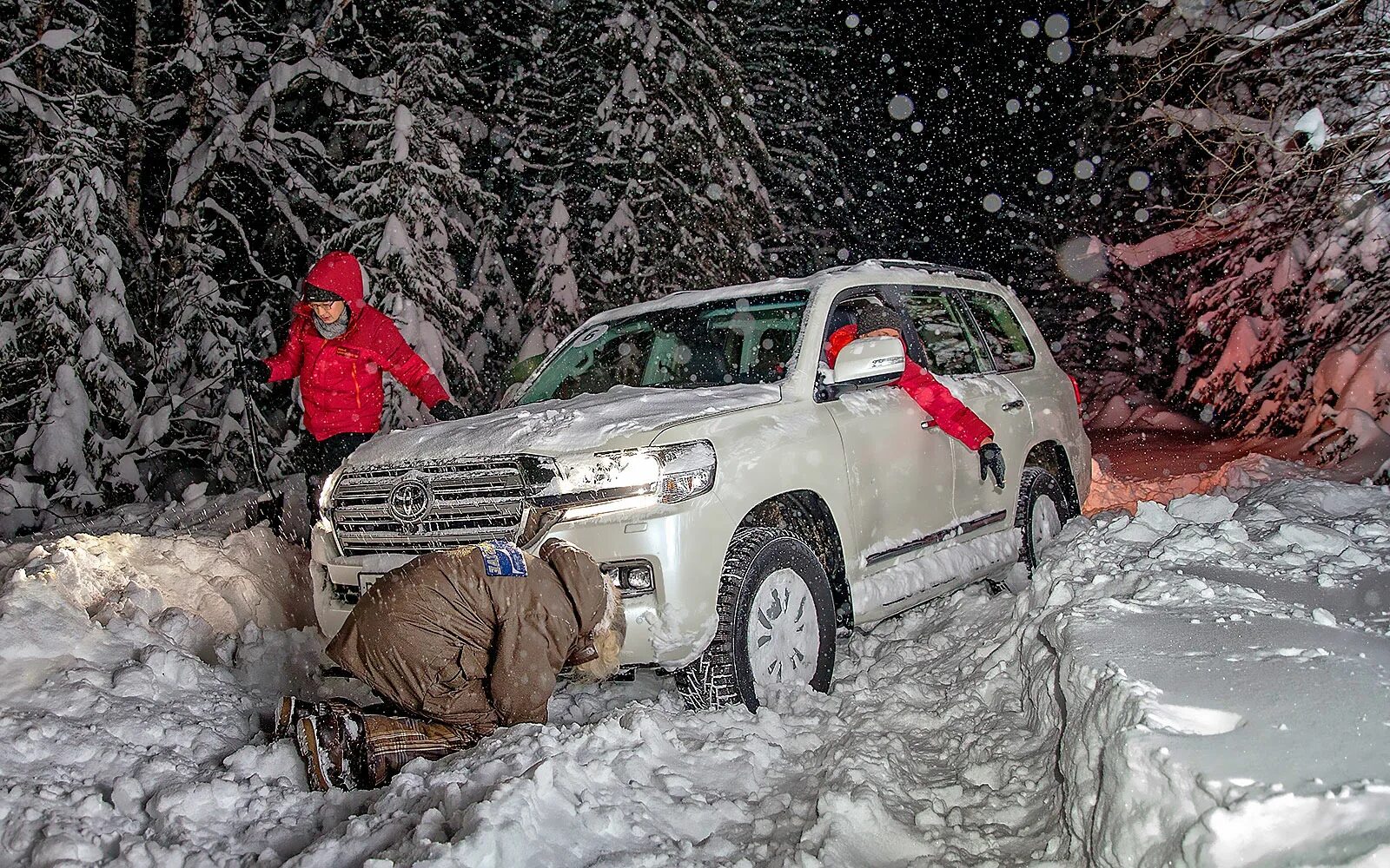 Где мороз 40. Машина в снегу. Автомобиль застрял в снегу. Автомобиль забуксовал в снегу. Машина в сугробе.