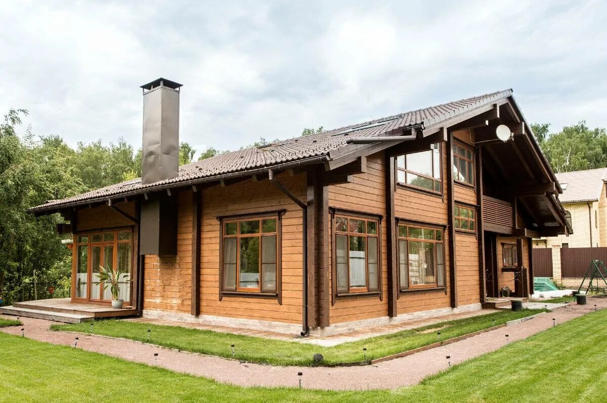 Дом по комбинированной технологии из камня и клеёного бруса в стиле шале House s