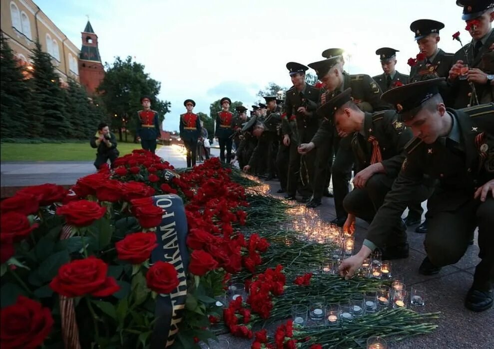 День памяти великих людей. Возложение цветов к Вечному огню. Возложение цветов к памятнику неизвестного солдата. Вечный огонь на могиле неизвестного солдата. Память о погибших солдатах.