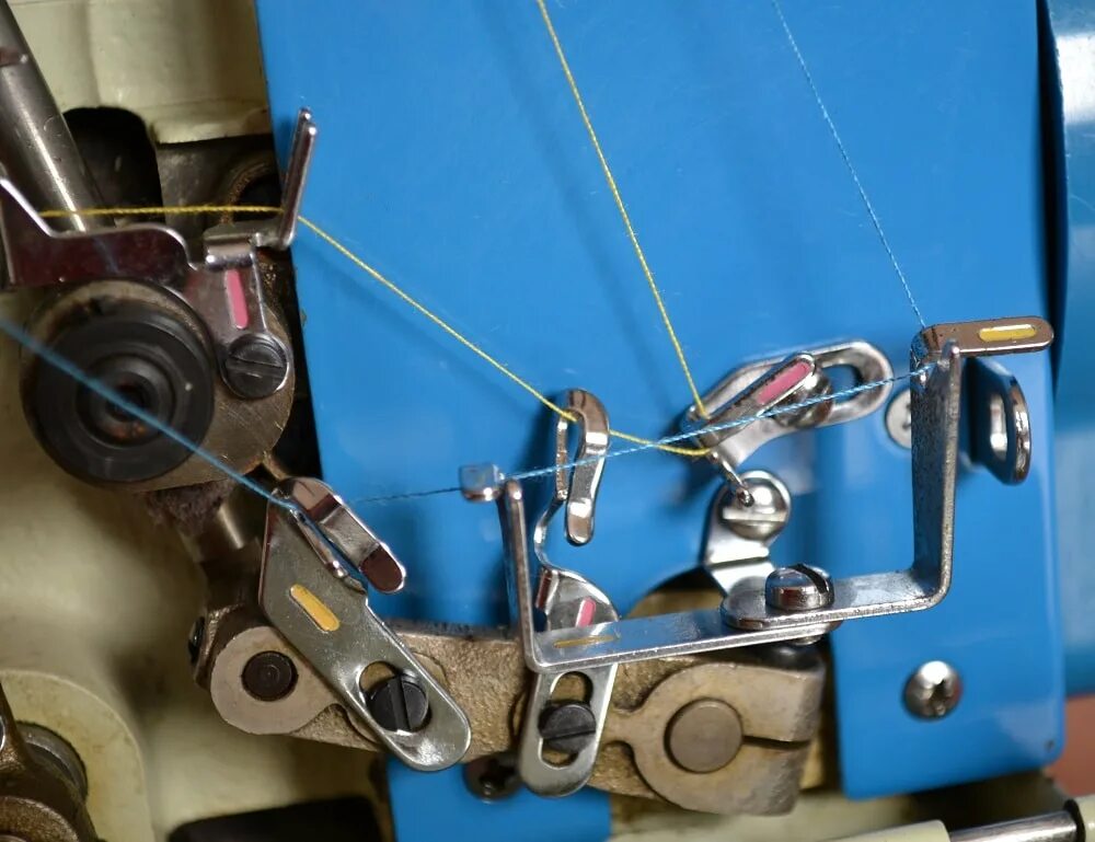 Оверлок трехниточный бытовой китайский схема заправки. Оверлок gn1 заправка нитки. Как заправить трехниточный оверлок. Оверлок rxm 3d заправка нитей схема. Как заправить трехниточный оверлок.