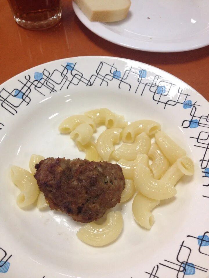Школьные макароны с котлетой
