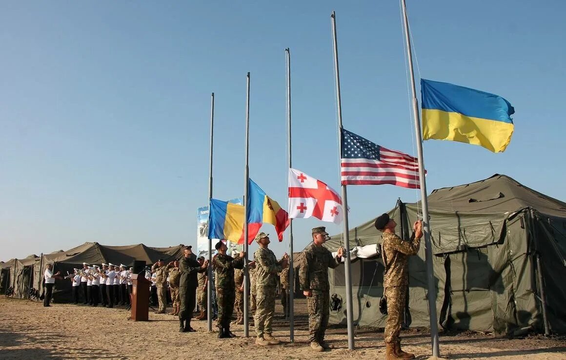 Новости россия украина нато. Украина НАТО. Учения НАТО на Украине. Украина полигон НАТО. США НАТО Украина флаги.