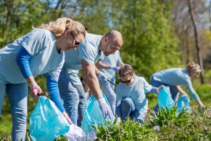 Волонтерство природа. Счастливые волонтеры. Забота об окружающих картинка. Park Cleaning Garbage. Ecology and people