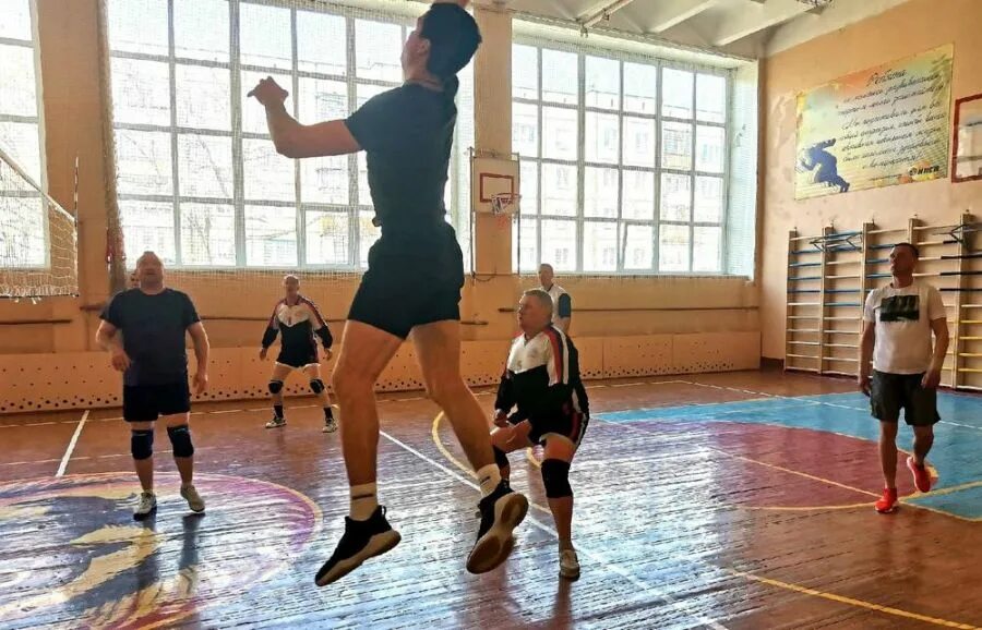 15 апреля школа. Школа 15 Зауральский. Волейбол Еманжелинск. Игроки в волейболе. Награждение волейболистов.
