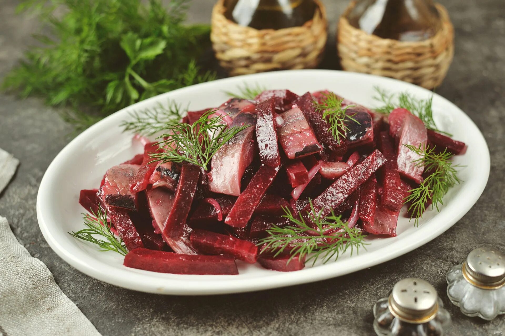 Свёкла с горошком салат. Салат свекла с селедкой и майонезом. Свёкла с горошком салат. Салат из сельди со свеклой и горошком. Салат с сельдью и свеклой.