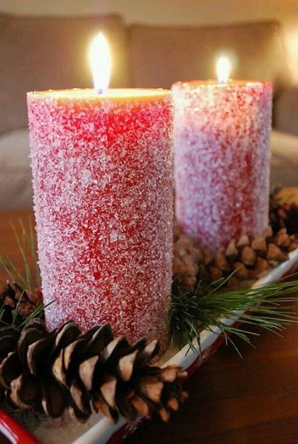 Свечи декоративные. Новогодняя подставка для свечи. Новогодний декор. Декор с шишками на новый год. Как сделать новогоднюю свечку.