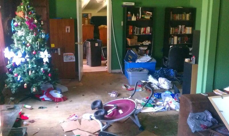 Комната после вечеринки. Квартира после вечеринки. Квартира после нового года. Квартира после тусовки. Комната после вечеринки.