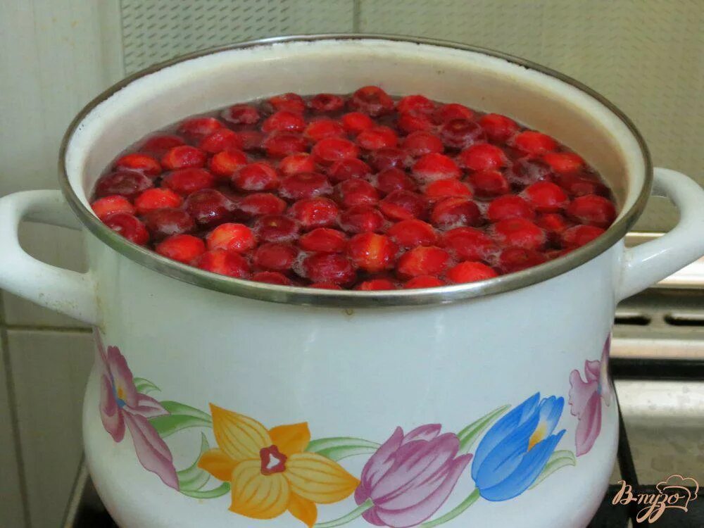 Компот из вишни сварить в кастрюле. Компот в кастрюле. компот из вишни в кастрюле. компот из малины в кастрюле. вишневый компот в кастрюле.