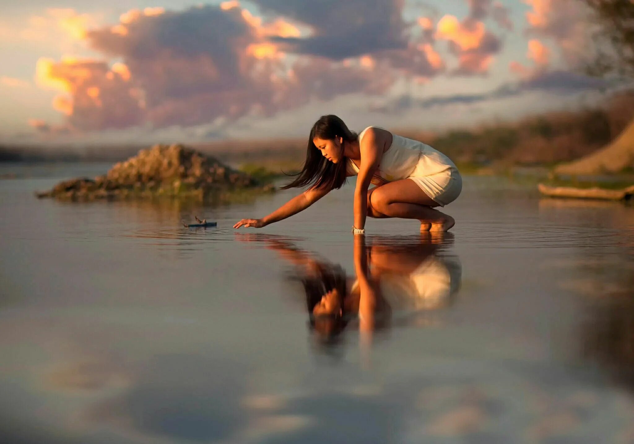 Reflection woman. Девушка на берегу. Фотосессия в воде. Девушка над водой. Спокойствие и безмятежность.