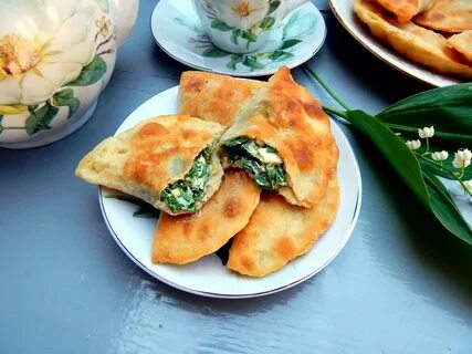 Пироги с зеленым луком на сковороде