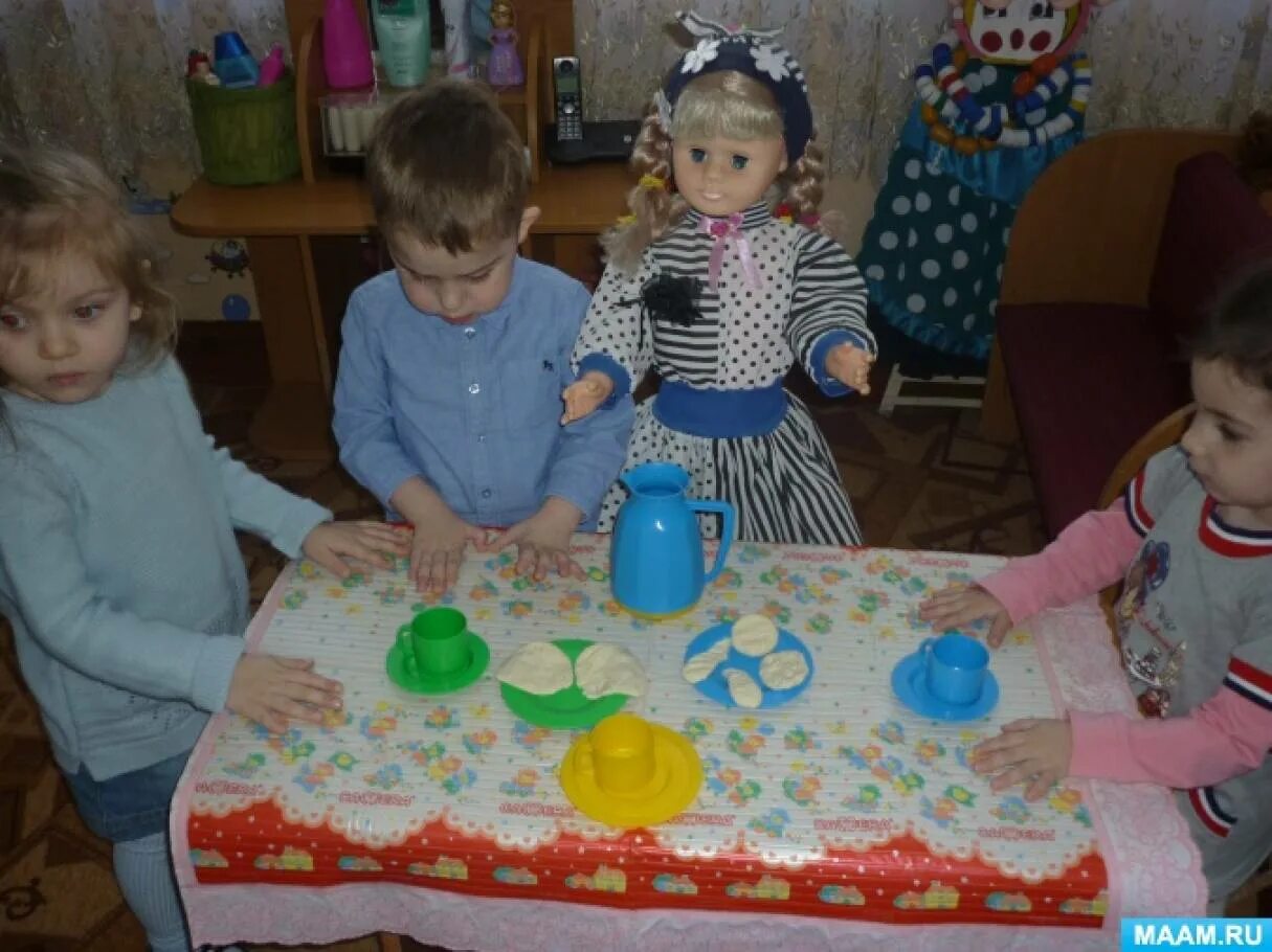 Лепка куклы 2 младшая группа. Угощение для маши лепка 1 младшая группа. занятия лепка во 2 младшей группе угощение для кукол. угощение для куклы кати. лепка кукла маша во второй младшей группе.