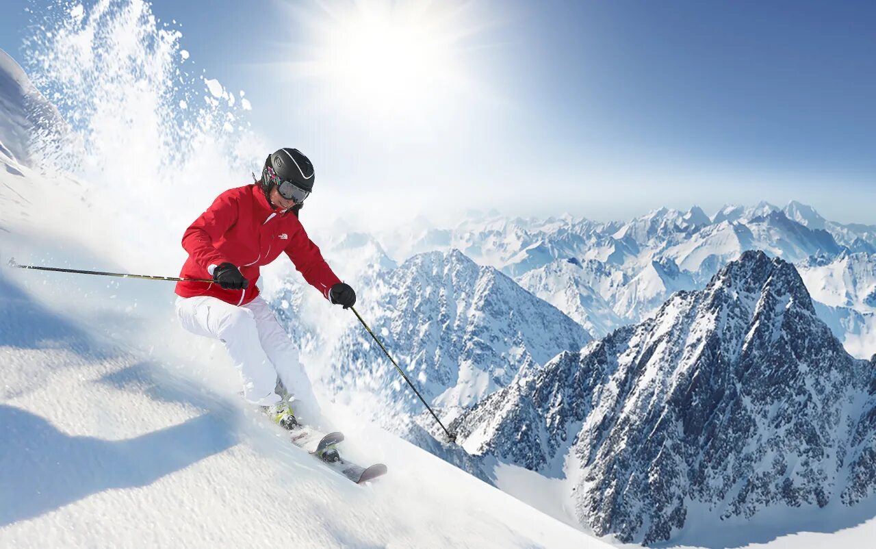 Горный лыжник. Красная Поляна горнолыжный курорт. Лыжник в горах. Катание на горных лыжах.