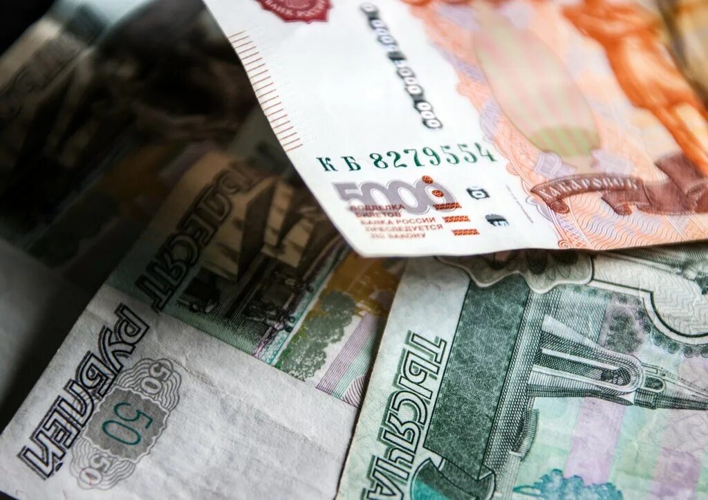 Деньги рубли. Российские купюры. Деньги валюта. Наличные доллары.