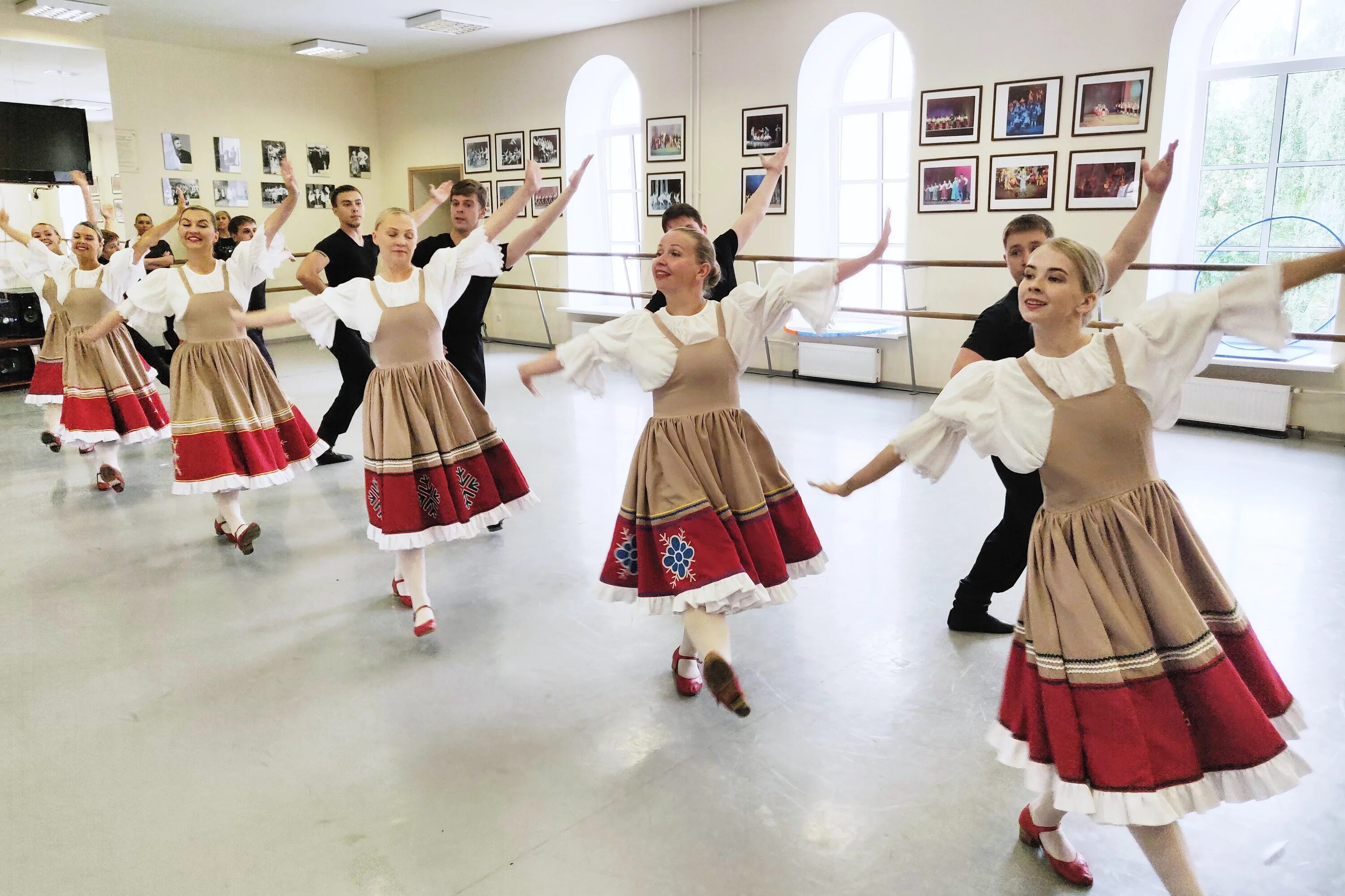 Кантеле петрозаводск группа айно. Государственный ансамбль кантеле петрозаводск. Коллектив «кантеле»леопольд теплицкий фото. Ансамбль кантеле. Дом кантеле петрозаводск.