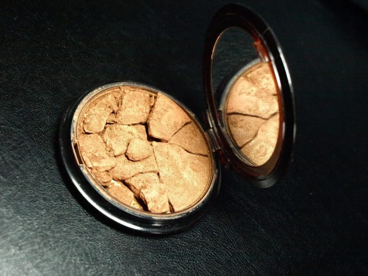 Брендовый пудра с тенями. Пудра треснула. Разбитая косметика. Пудры для лица из 90-х. Испорченная косметика.