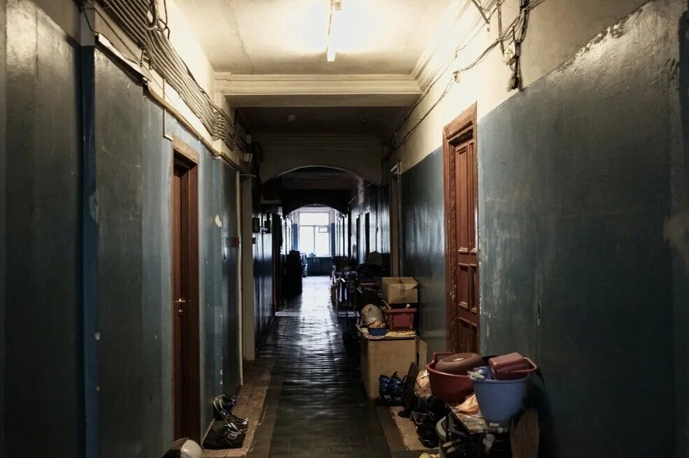 Общежитие комнаты старые. Коридор общежития. Коридор в старой квартире. Старый коридор. Коридор коммуналки.