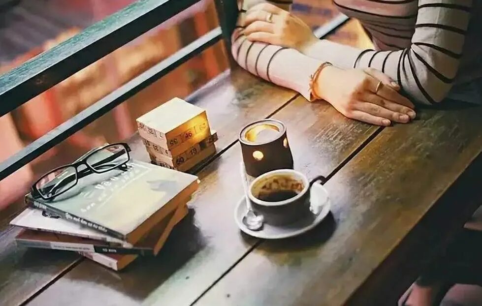 Читаю книги пью кофе. Чтение в кофейне. Девушка с книгой. Чтение в кафе. Девушка с книгой в кафе.