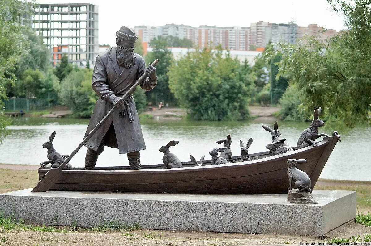 Мазай красноярск заброшенное здание. Дед мазай и зайцы скульптура музеон. Мазай красноярск. Заброшка мазай красноярск. Деда мазая ресторан.