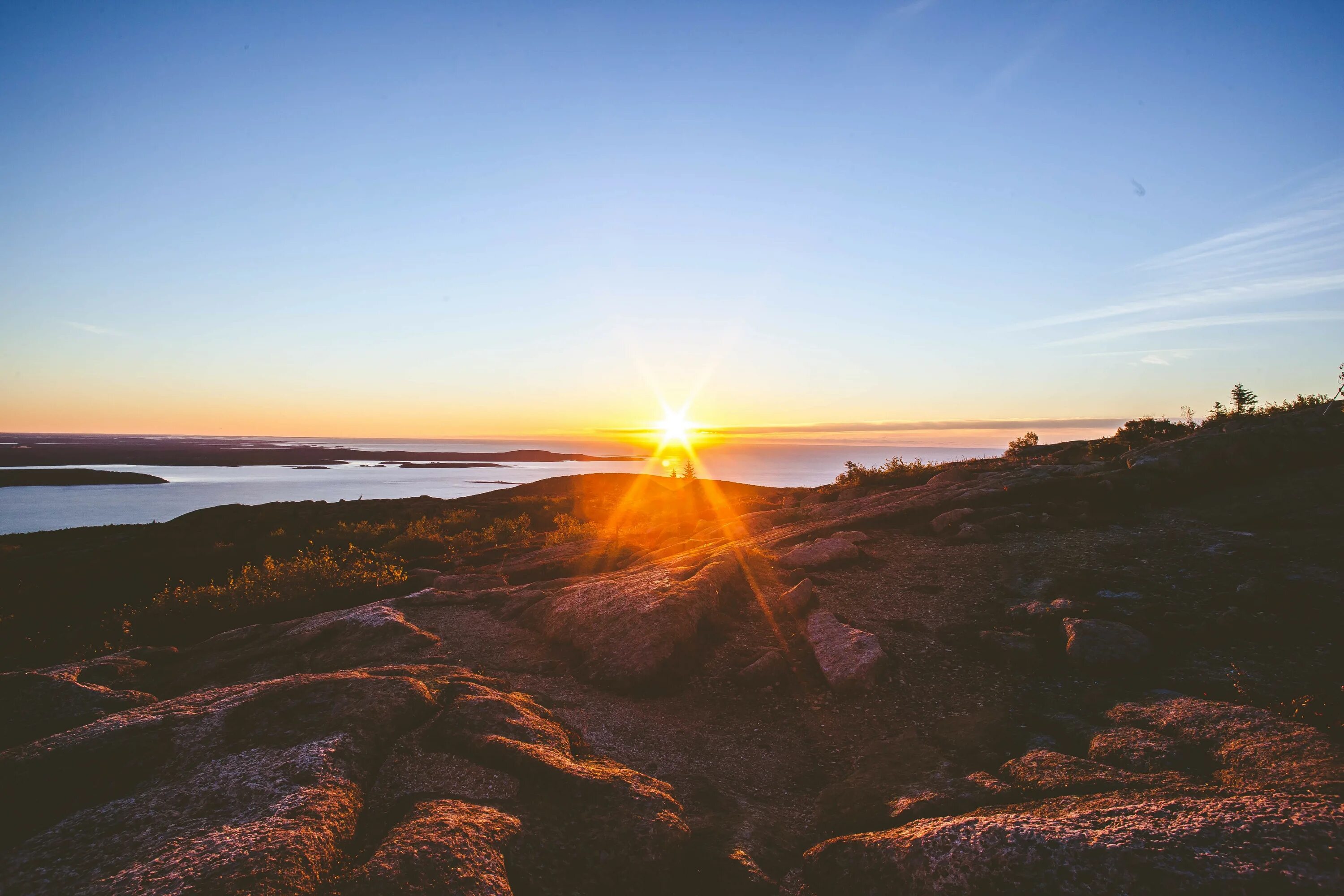 Восход солнца на сегодня село карата. Рассвет над океаном. безоблачный закат. на восходе солнца. солнце горы золотило.