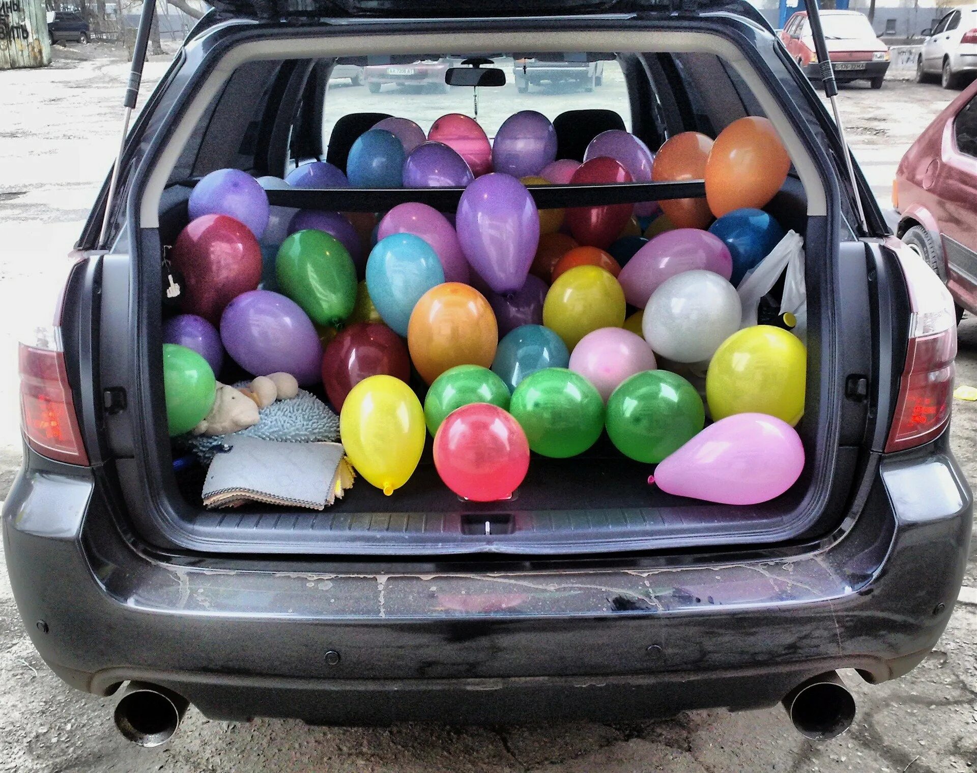 Доставка надувных шаров. Автомобиль в подарок. Шарики машинки. Автомобиль с шариками. Машина с воздушными шарами.