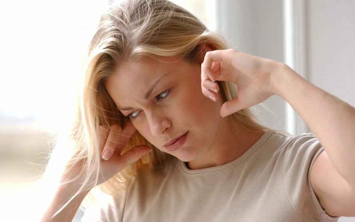 Симптомы звон в ушах. Звон в ушах. Шум и звон в ушах. Боль в голове и звон в ушах.