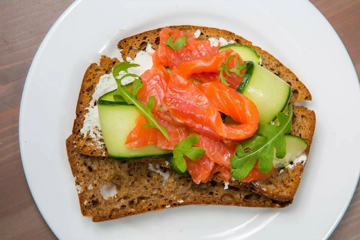 Пп бутерброды с рыбой. Пп бутерброды с рыбой. Пп бутерброды с рыбой. Сэндвич с лососем и авокадо. Рыба авокадо бутер пп.