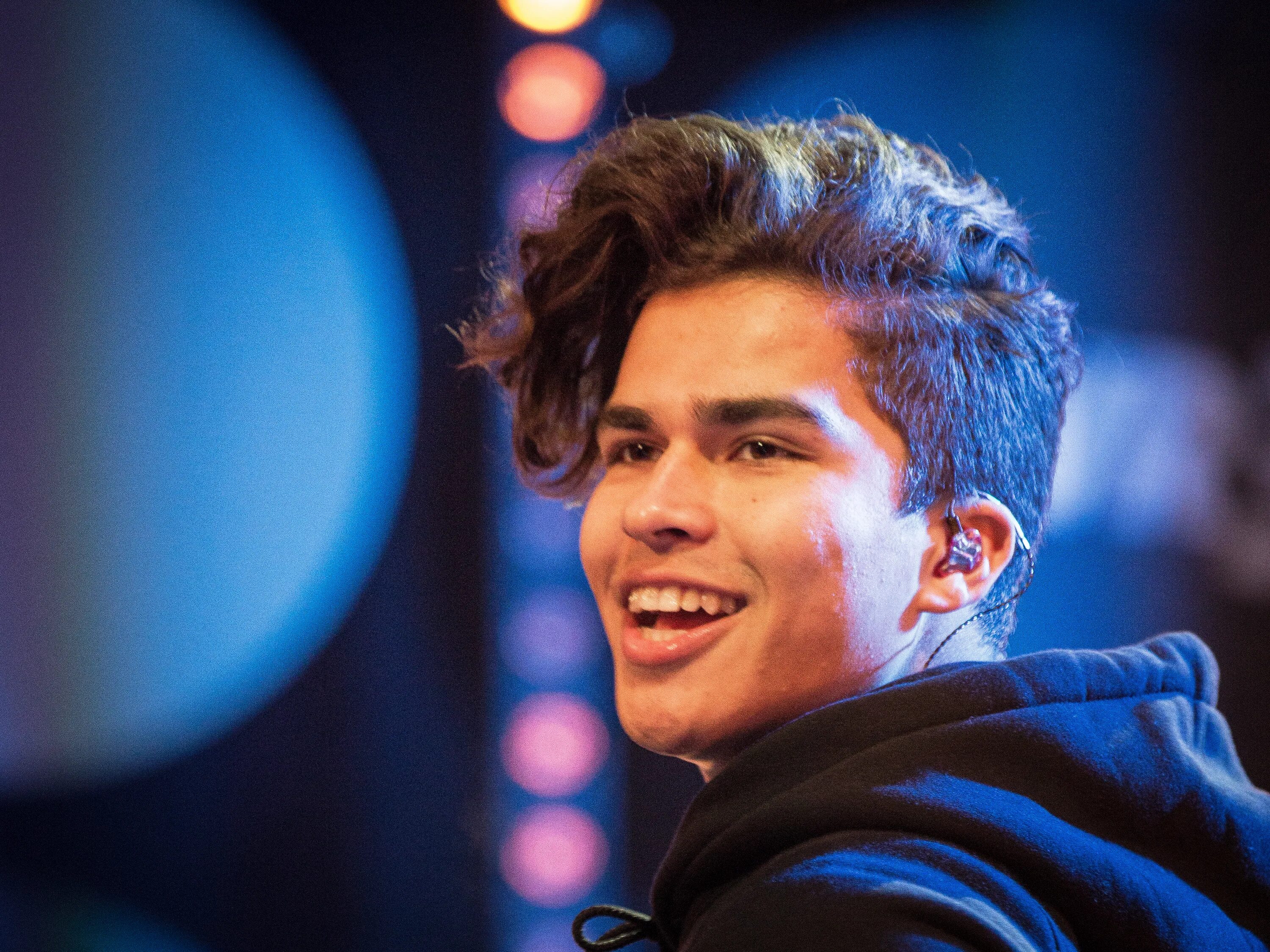 Alex Aiono певец. Алекс Айоно рост.