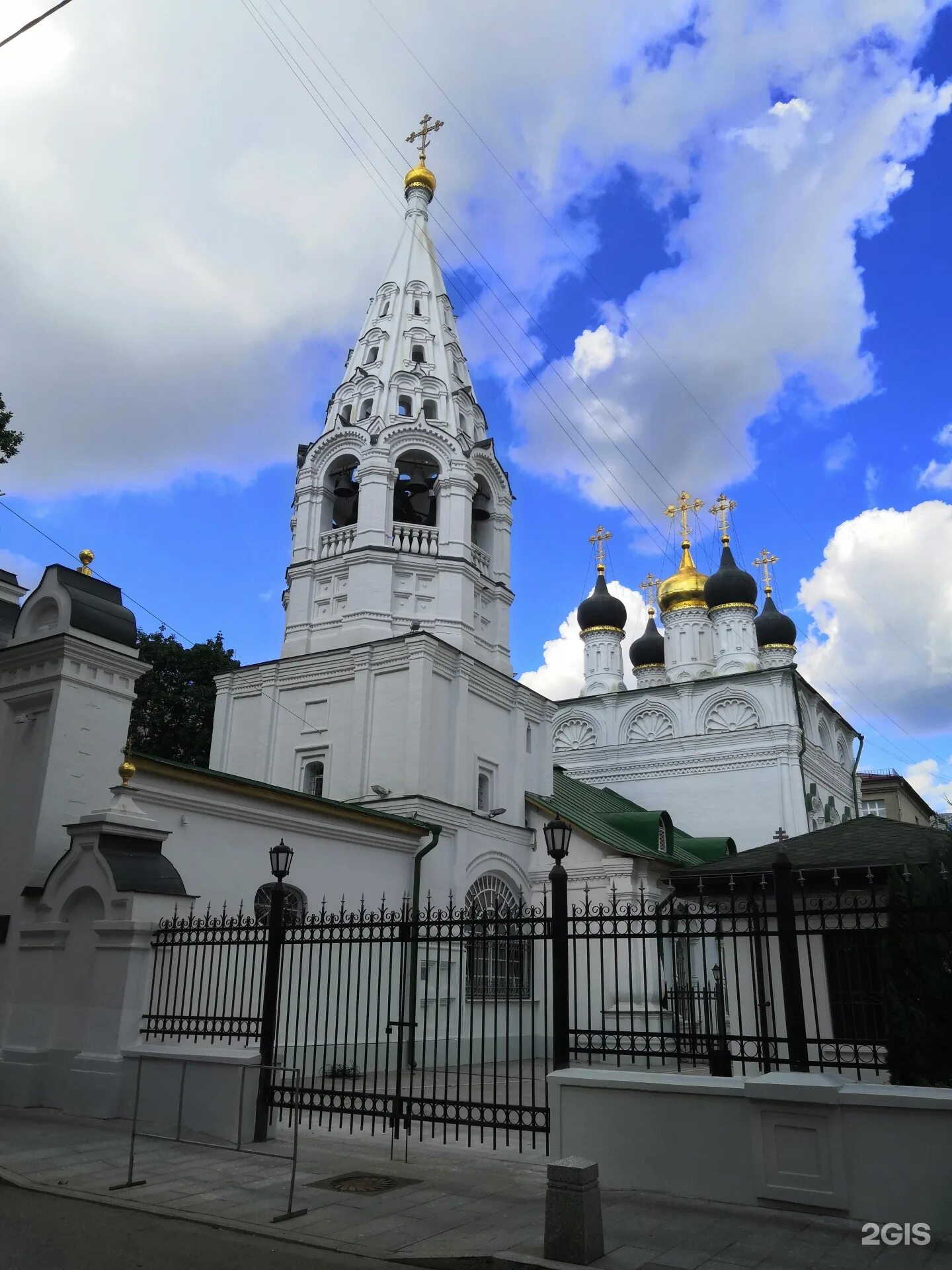 Храм преображения на песках москва. Храм преображения на песках москва. Спас на песках москва. Храм спаса преображения на песках внутри. Церковь спаса на песках в москве на арбате.