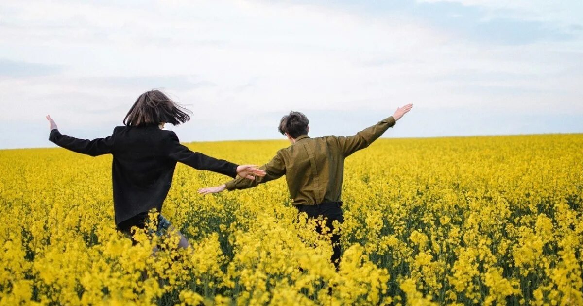 Не знаю почему конец солнечных. Конец солнечных дней деформация воспоминаний. Дети немой страны конец солнечных дней текст. Солнце погасло. Солнечные люди стих.