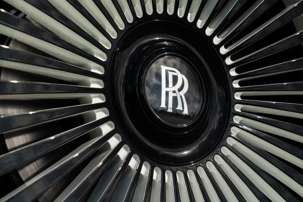Колесо rolls. Колеса Роллс Ройс. Rolls Royce колесо. AG Luxury Wheels Rolls Royce Phantom. Спиннер колеса Rolls Royce.