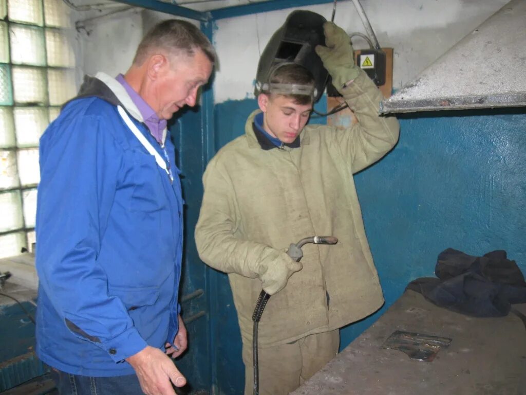 практика сварщика. производственная практика сварщика. производственная практика сварщика. студенты сварщики на практике. цех сварки.