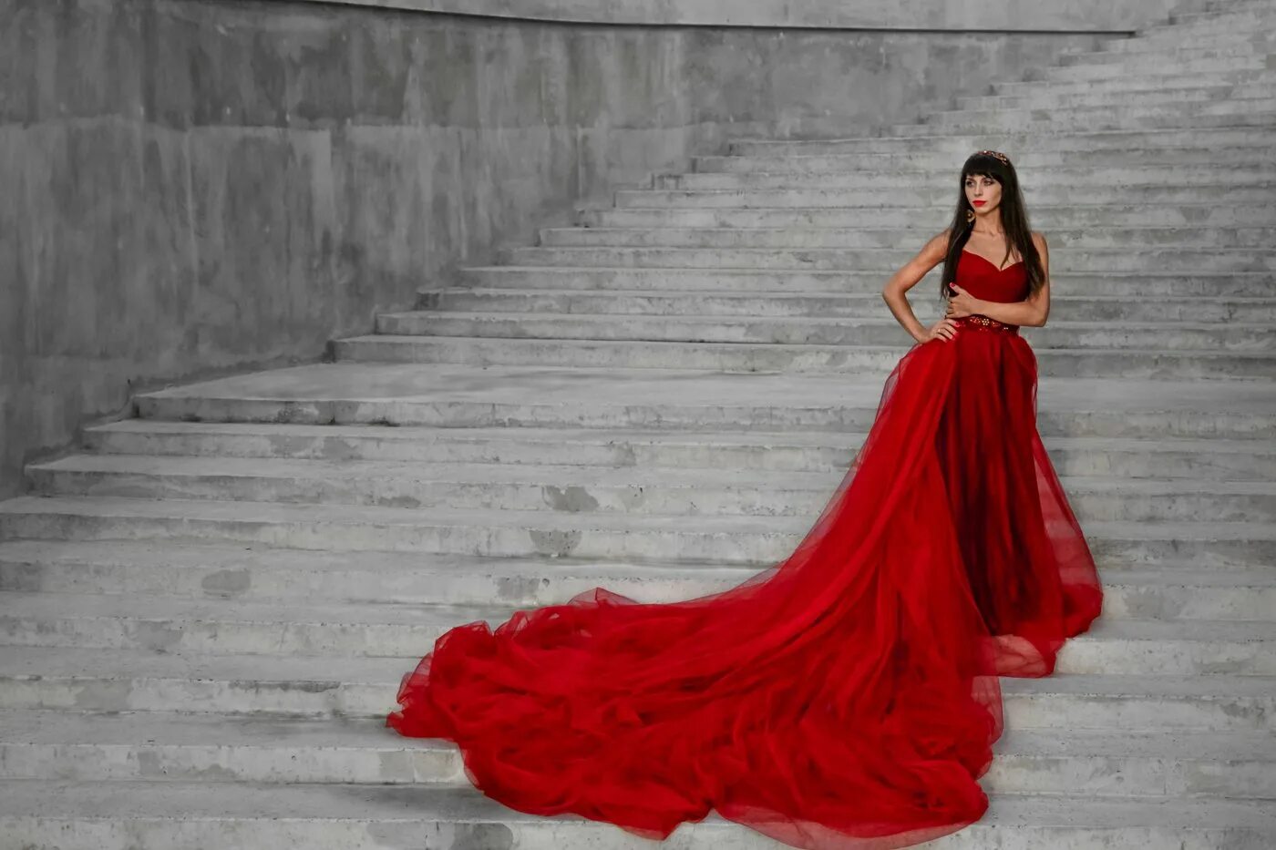 Фото девушки в красном платье. Девушка в Вечернем платье. Платье с длинным шлейфом. Красивые платья для девушек длинные. Девушка в длинном платье.