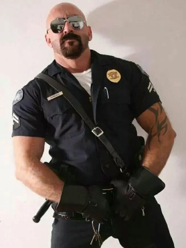 Daddy cop. Muscle cop in Leather. Накаченный пожарный с бородой. Bald muscle Leather.