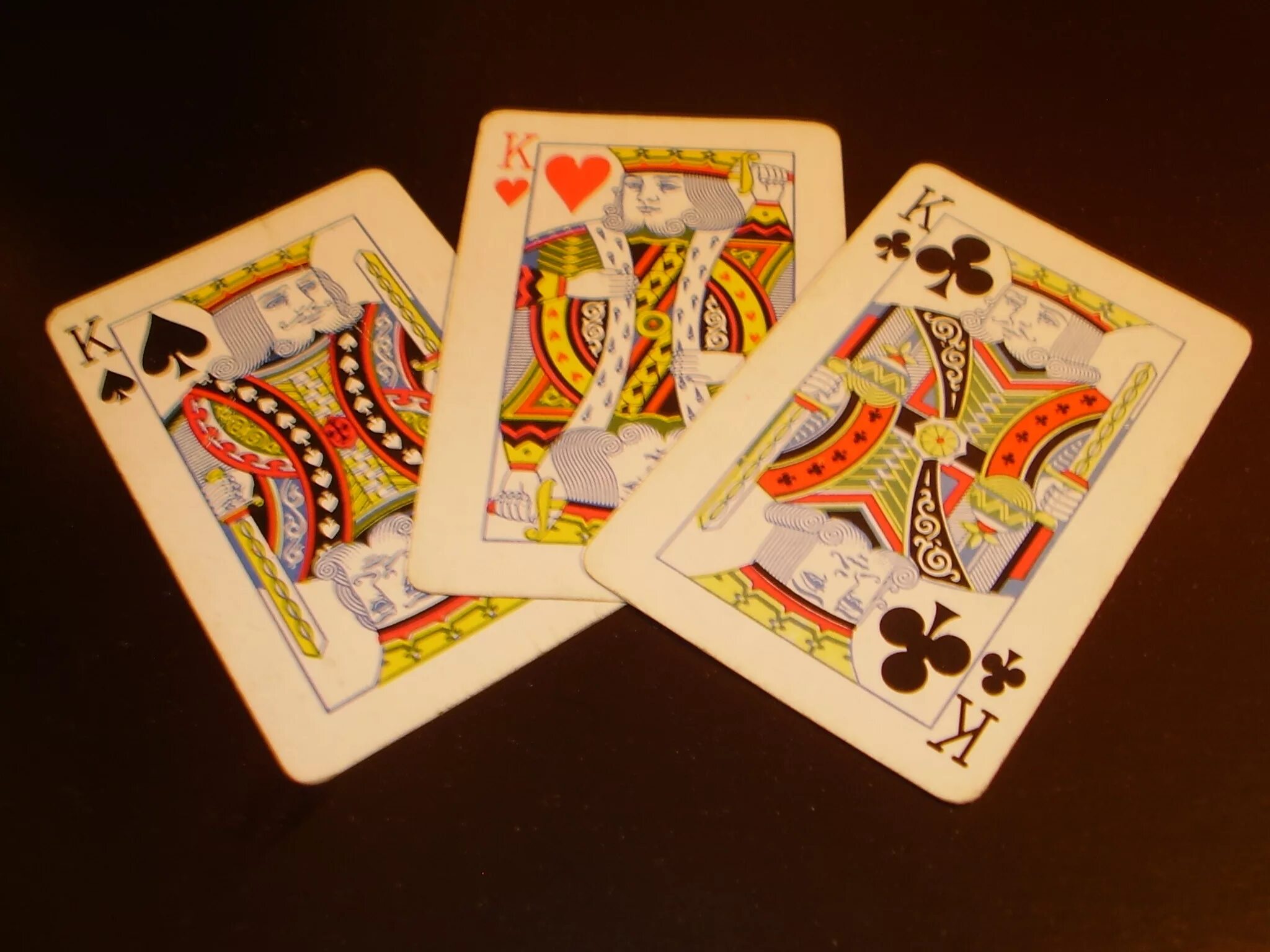 оригинальные игральные карты. карточная игра 11. колода карт на столе. карточные игры для детей. карточные игры для взрослых.