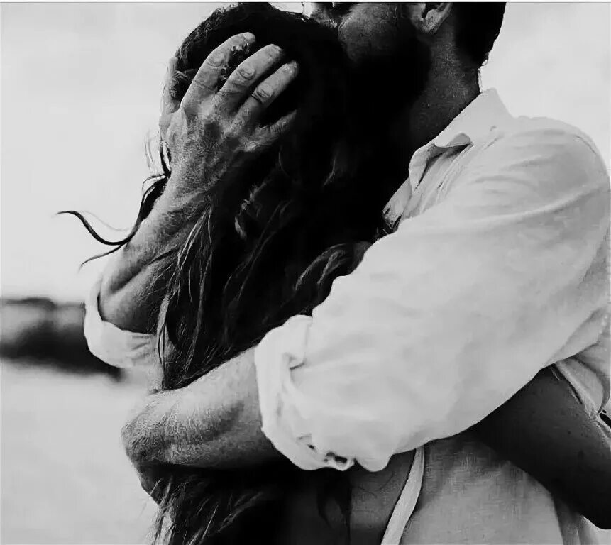 Держались за руки сильно сильно. Крепкие мужские объятия. Держались за руки сильно сильно. Сильный мужчина обнимает женщину. Мужчина обнимает женщину сзади за талию.