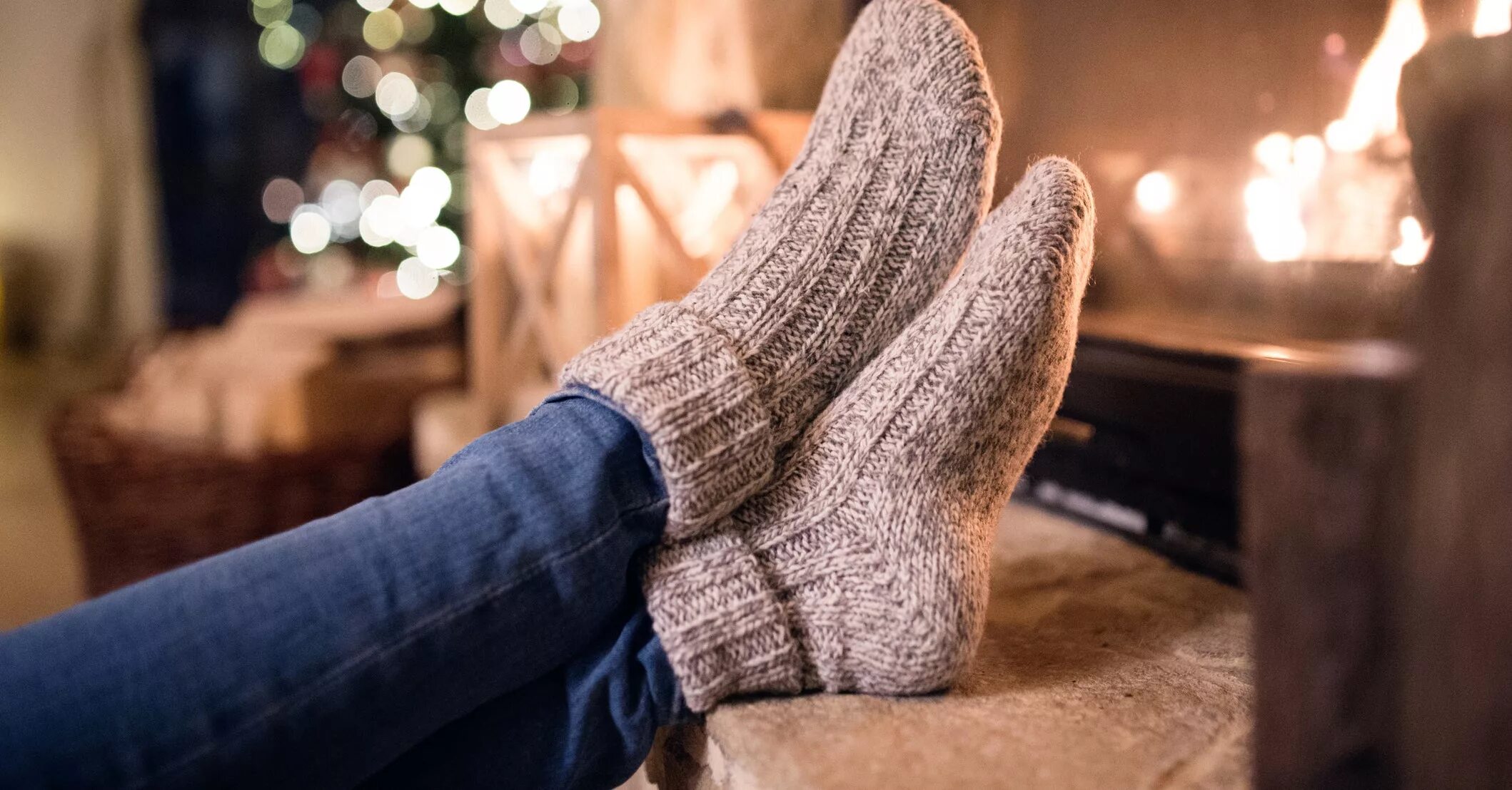 Девушка в теплых носках. Белые теплые носки. Теплые шерстяные носки. Шерстяные носки. Девушки в шерстяных носках.
