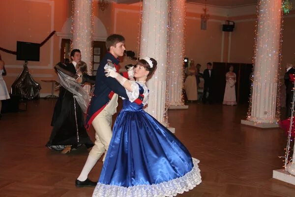 бал в красивом зале эрмитажа. фотосессия в эрмитаже в платье. бал мышковской название. пушкинский бал усть илимск. бал в усадьбе марьино 2018.