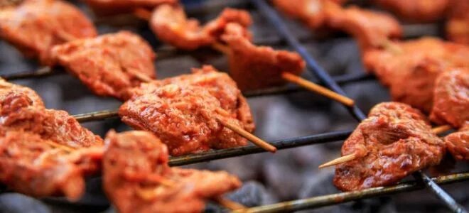 Шашлык из соевого мяса. Веганский шашлык из соевого мяса. соевое мясо шашлык. соевое мясо на мангале. веган шашлык из соевого мяса.