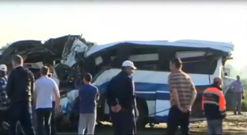 Авария москва волгоград автобус. В подмосковье автобус упал с эстакады. Автобус с вахтовиками перевернулся под хабаровском. Автобус протаранил остановку. Число дтп автобус.