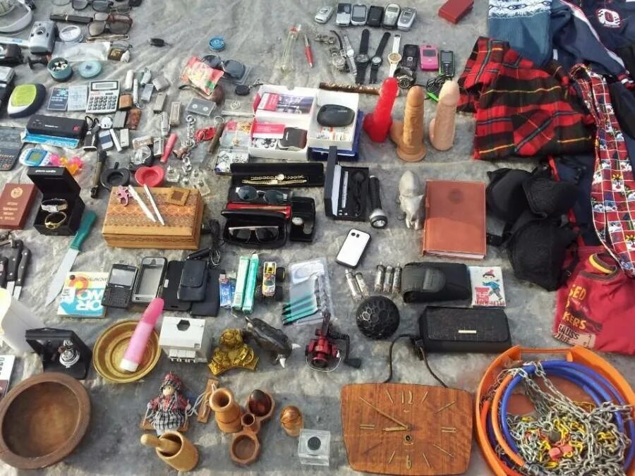 Где продавать вещи новые. Старые вещи продать. Вещи на продажу. Одежда. Вещи с барахолки.